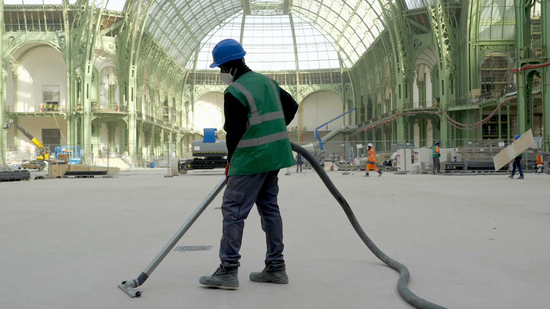 Des ouvriers travaillant sous la nef du Grand Palais